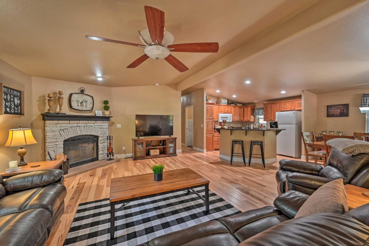 Munds Park Cabin Retreat With Deck And Fire Pit! Εξωτερικό φωτογραφία